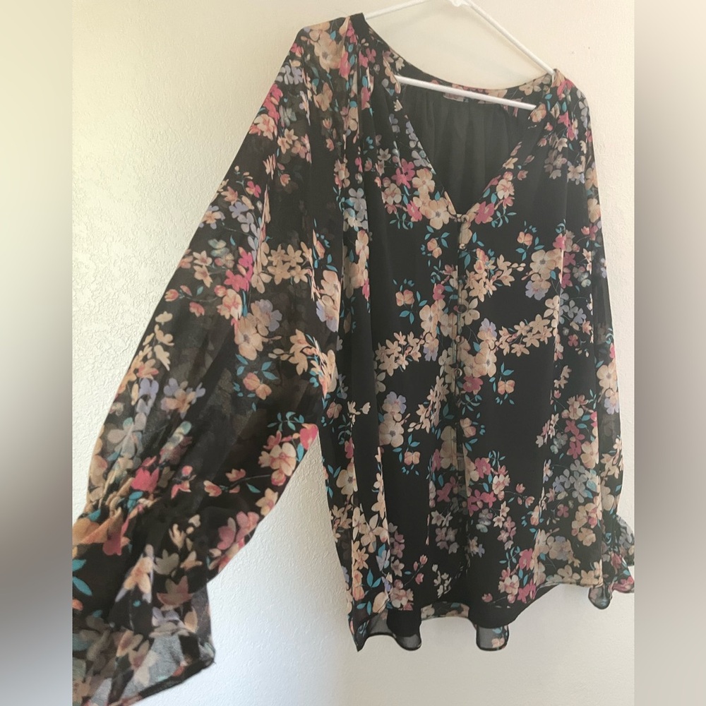 Bundle 4 for $20 Flowy floral blouse with V neck and Bishop sleeves 🌸 XL - Picture 4 of 8